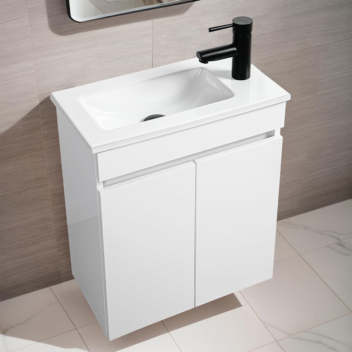 Meuble sous lavabo suspendu blanc avec vasque en céramique dans une petite salle de bain lumineuse.