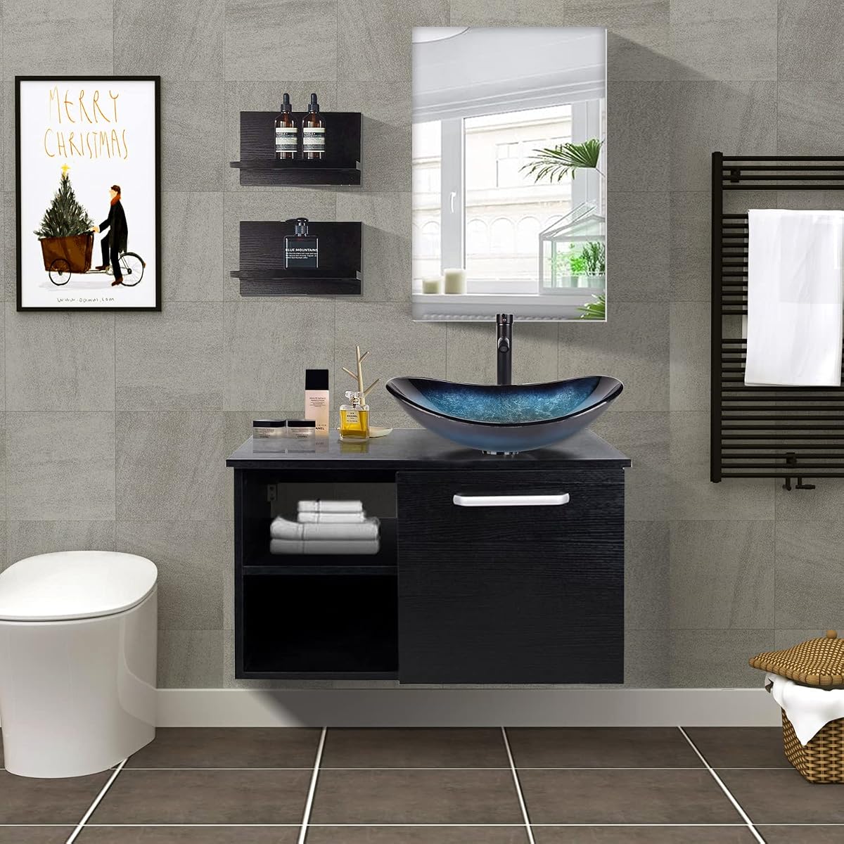 Ensemble de salle de bain avec meuble lavabo, vasque ovale bleue, miroir et deux étagères murales.