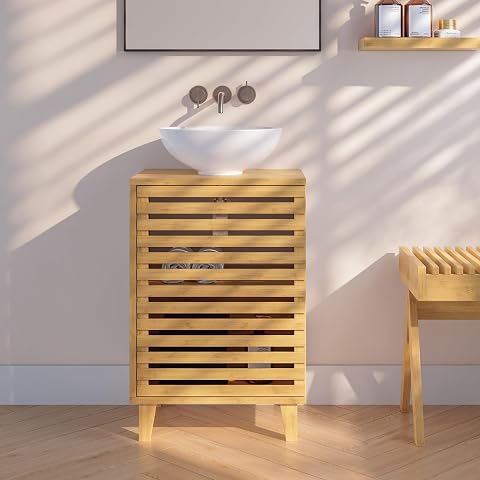 Meuble sous lavabo en bambou naturel avec porte entrouverte et deux étagères intérieures
