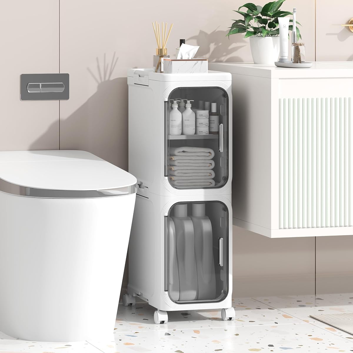 Armoire de rangement blanche à deux niveaux, porte translucide et roulettes près d’un lavabo