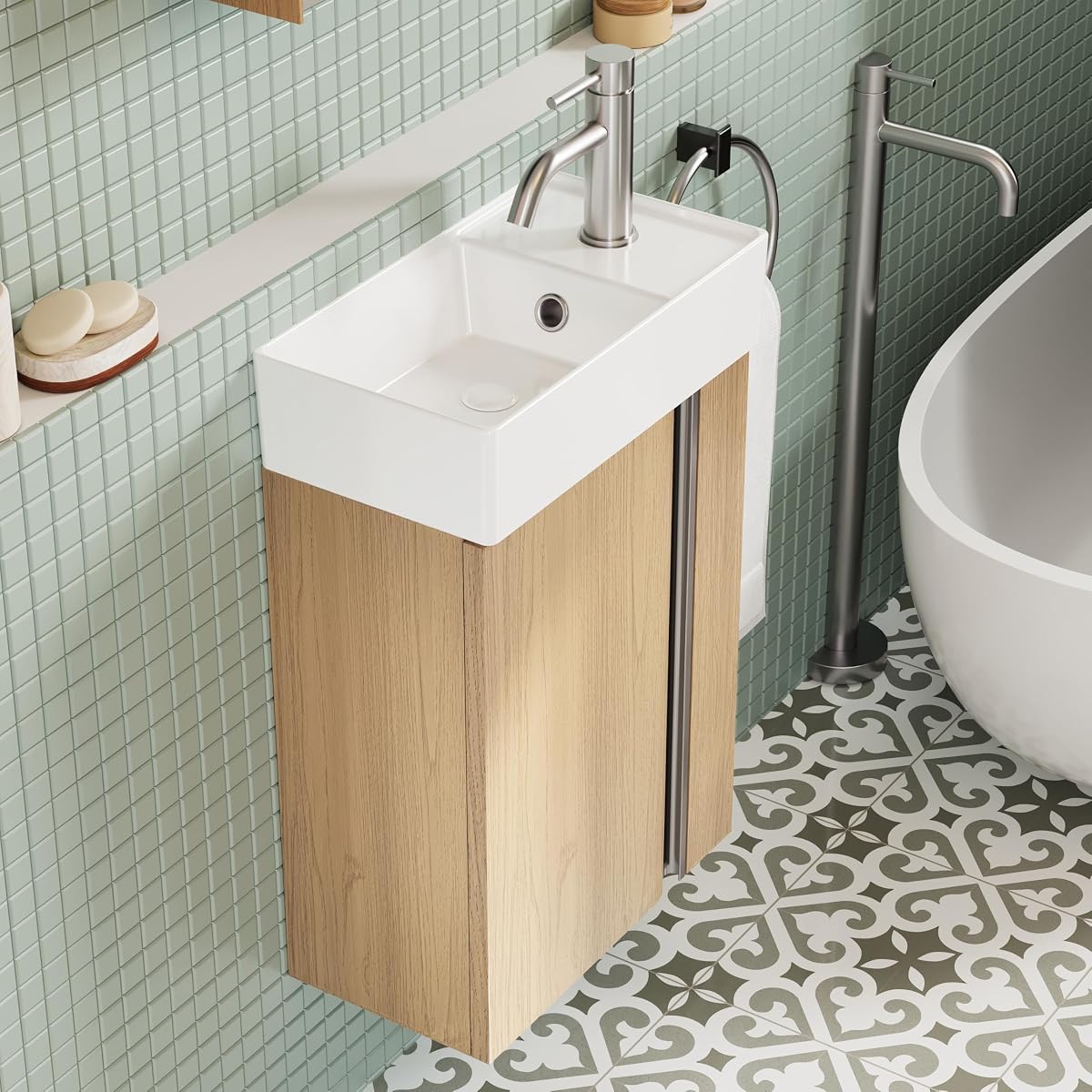 Meuble lave-mains suspendu sable doré avec vasque en céramique ivoire dans un WC lumineux.