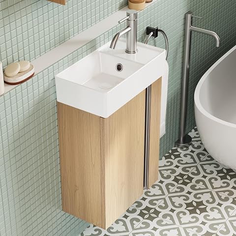 Meuble lave-mains suspendu sable doré avec vasque en céramique ivoire dans un WC lumineux.